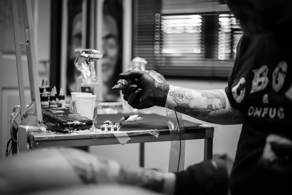 Tatouage détaillé en cours de réalisation