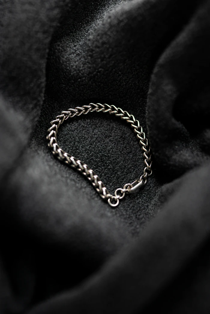 Bracelet chaîne argent sur tissu noir