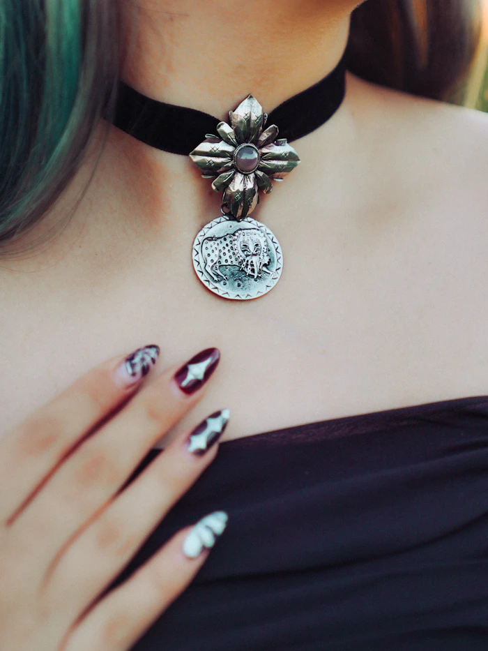 Collier ras-de-cou velours et breloque